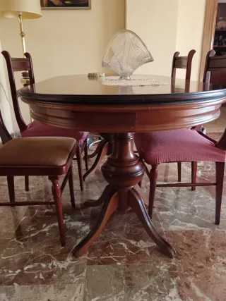 Mesa de comedor de madera con 4 sillas
