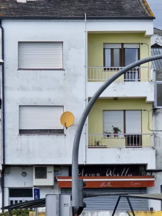 Casa con 2 pisos guardilla y negocio en el bajo