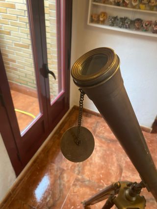 Catalejo antiguo con trípode