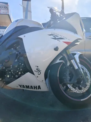 Yamaha R1 Sportbike Blanca y Roja