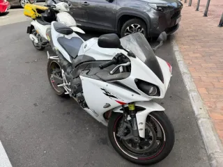 Yamaha R1 Sportbike Blanca y Roja