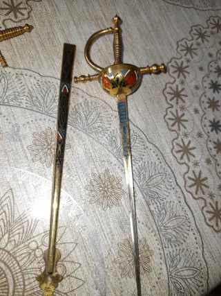 Lote 3 espadas abre cartas toledanas damasquinadas