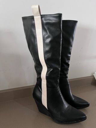 Botas altas negras con detalle blanco. Solo 1 uso