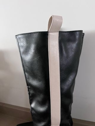 Botas altas negras con detalle blanco. Solo 1 uso