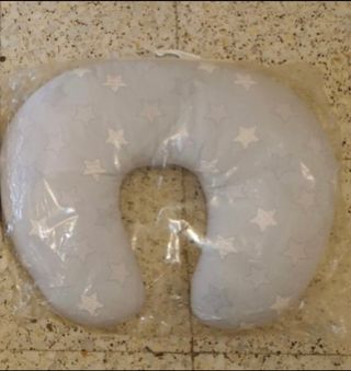 Cojín de lactancia con estrellas