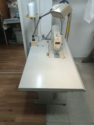 Máquina de coser industrial recta