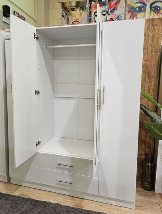 Armario blanco nuevo con espejo