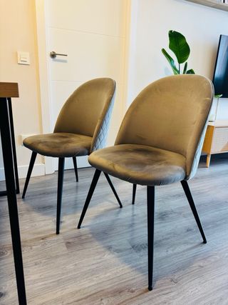 Conjunto comedor mesa, sillas y banco.