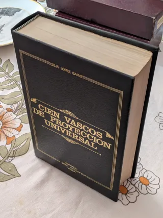 100 vascos de proyección universal