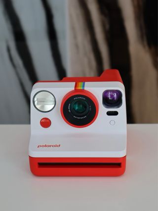 Polaroid Now Gen 2 Cámara Roja y Blanca