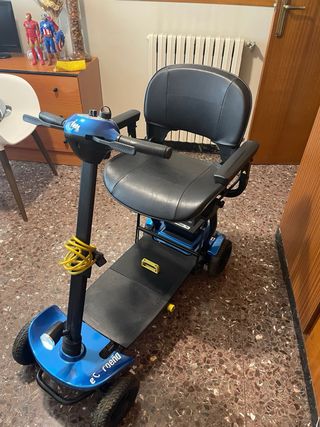 Moto eléctrica para discapacitados azul.