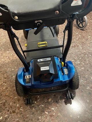 Moto eléctrica para discapacitados azul.