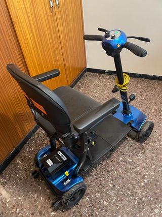 Moto eléctrica para discapacitados azul.