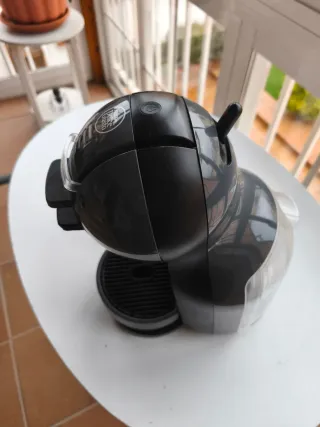 Cafetera Dolce Gusto Negra + Porta Cápsulas.