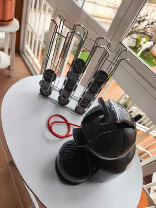 Cafetera Dolce Gusto Negra + Porta Cápsulas.