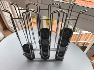 Cafetera Dolce Gusto Negra + Porta Cápsulas.