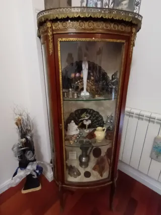 Vitrina de madera cristales laterales biselados.