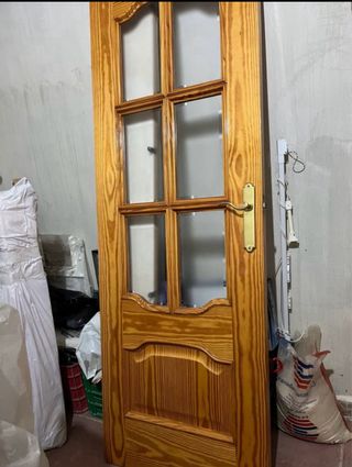 Puerta de madera con cristal