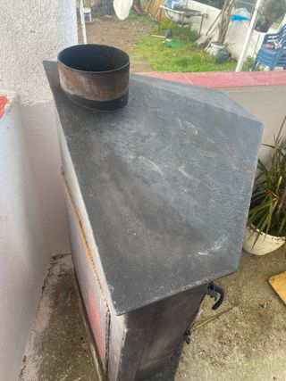 Estufa de leña negra