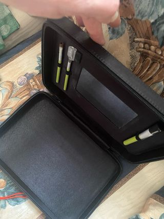 Neceser de viaje con espejo y brochas