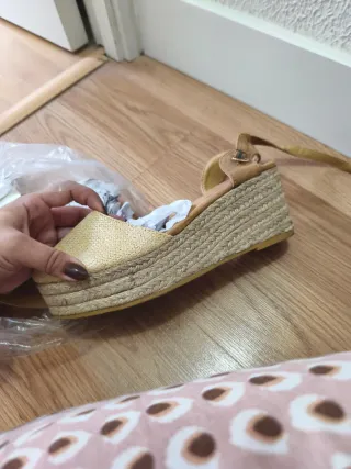 Zapatos cuña beige