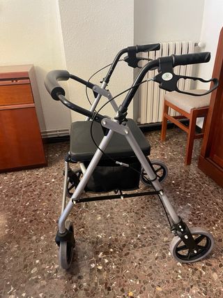 Andador con ruedas y asiento