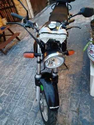 Honda CBF 250 Naked Negra y Blanca