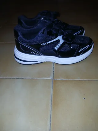 Zapatillas deportivas negras y blancas