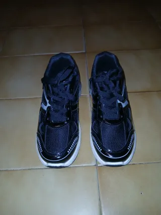 Zapatillas deportivas negras y blancas