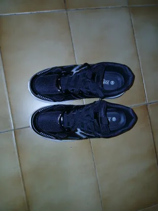 Zapatillas deportivas negras y blancas