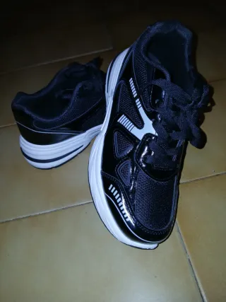 Zapatillas deportivas negras y blancas