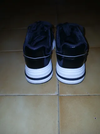 Zapatillas deportivas negras y blancas