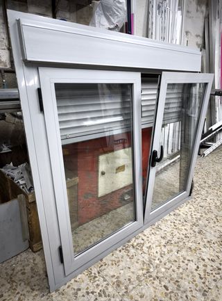 Ventana abatible aluminio 149,5 x 133,5 cm