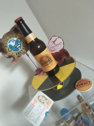 Sunset Sarsaparilla - Botella y Merchandising
