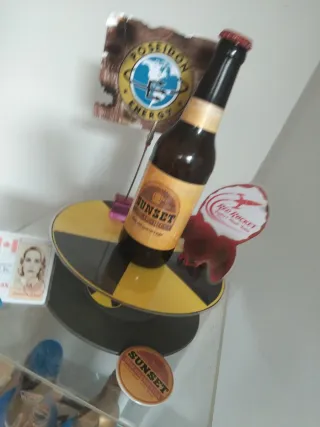 Sunset Sarsaparilla - Botella y Merchandising