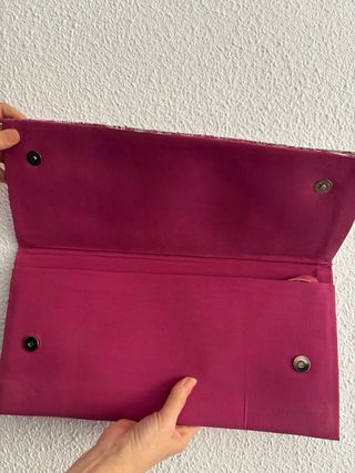 cartera de mano fucsia y plateado
