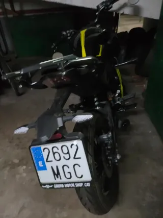 Moto Naked Negra y Amarilla