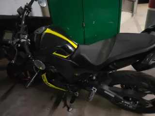 Moto Naked Negra y Amarilla