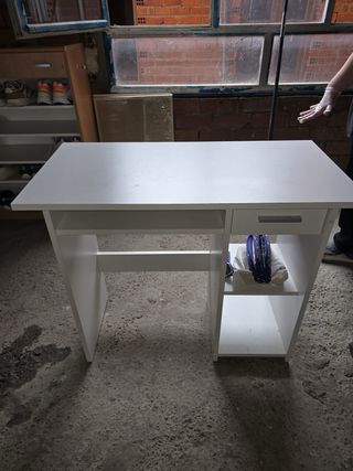 Mesa blanca de escritorio