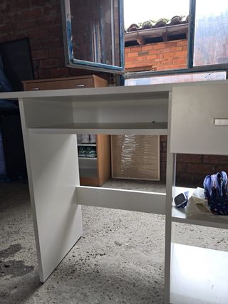 Mesa blanca de escritorio