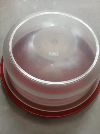 Porta torta in plastica trasparente e rosso