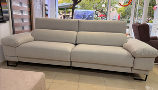 Sofá de tela beige con patas altas