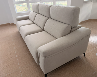 Sofá de tela beige con patas altas