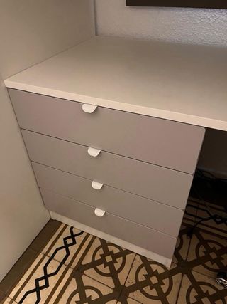 Cama alta blanca con escritorio, cajones y armario