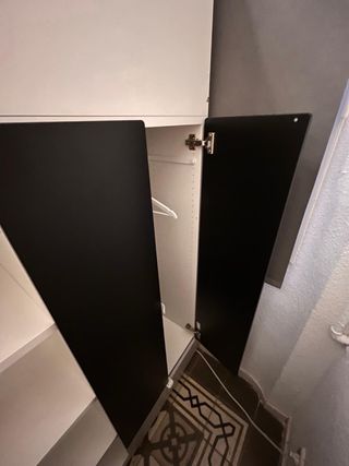 Cama alta blanca con escritorio, cajones y armario