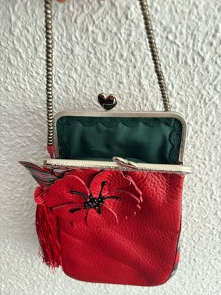 Bolso rojo con flor y cadena