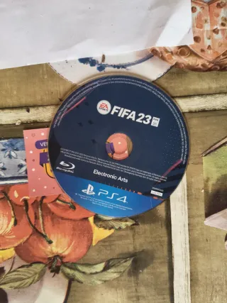 PS4 Slim 500GB + FIFA 23 e 4 controller