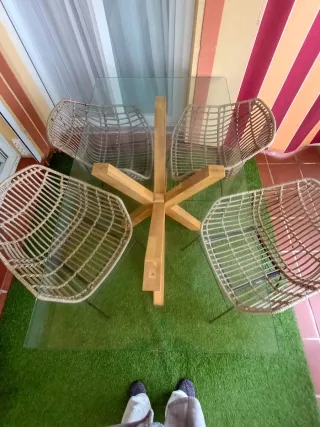 Conjunto mesa cristal y 4 sillas mimbre