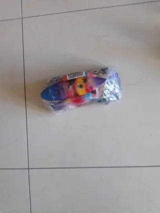 Coche de madera decorativo con tabla de surf