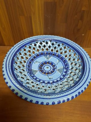 Fruttiera traforata in ceramica blu
